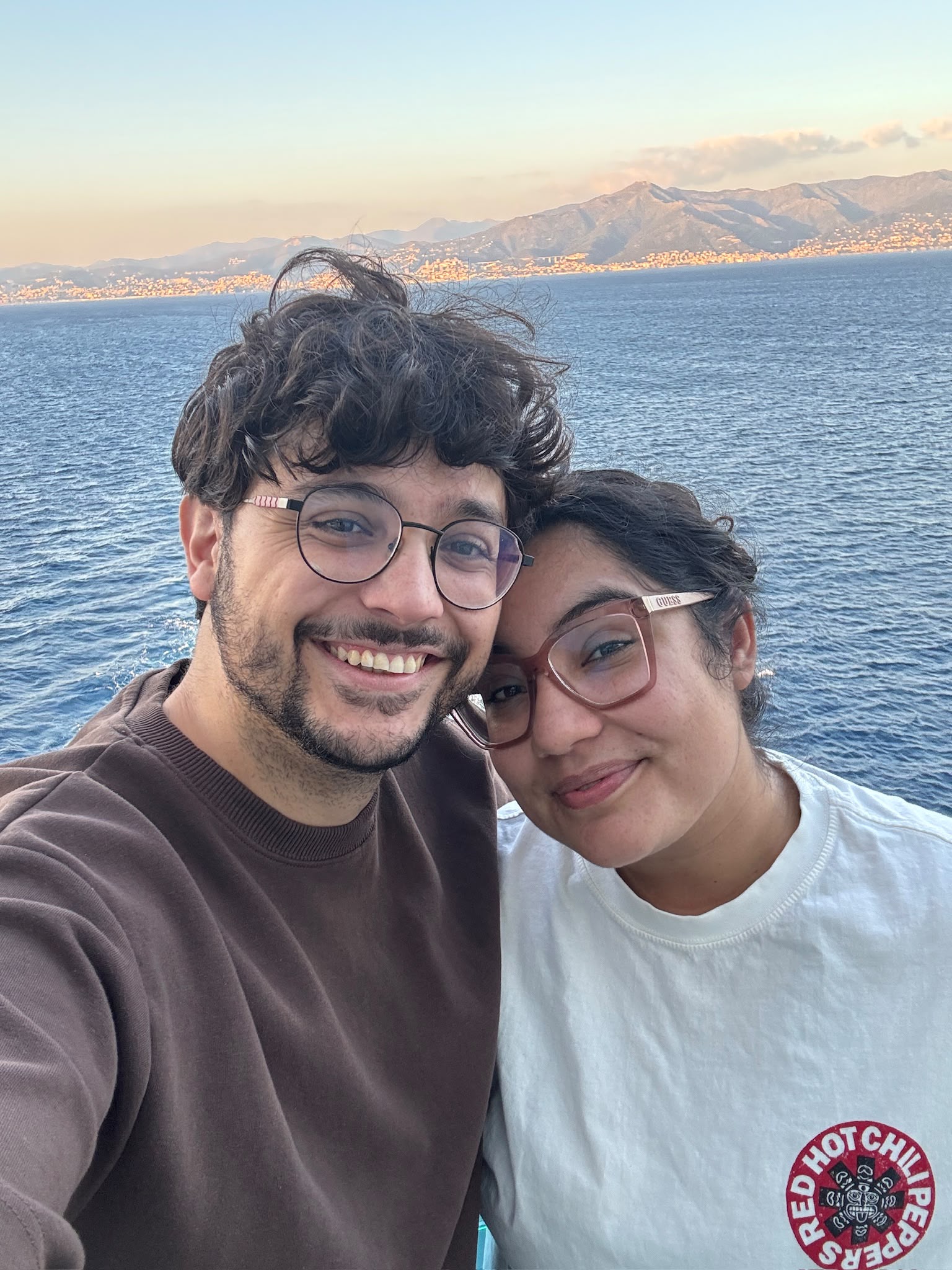 Ariadna y Alejandro, fundadores de Lorien Agency, disfrutando del Mediterráneo